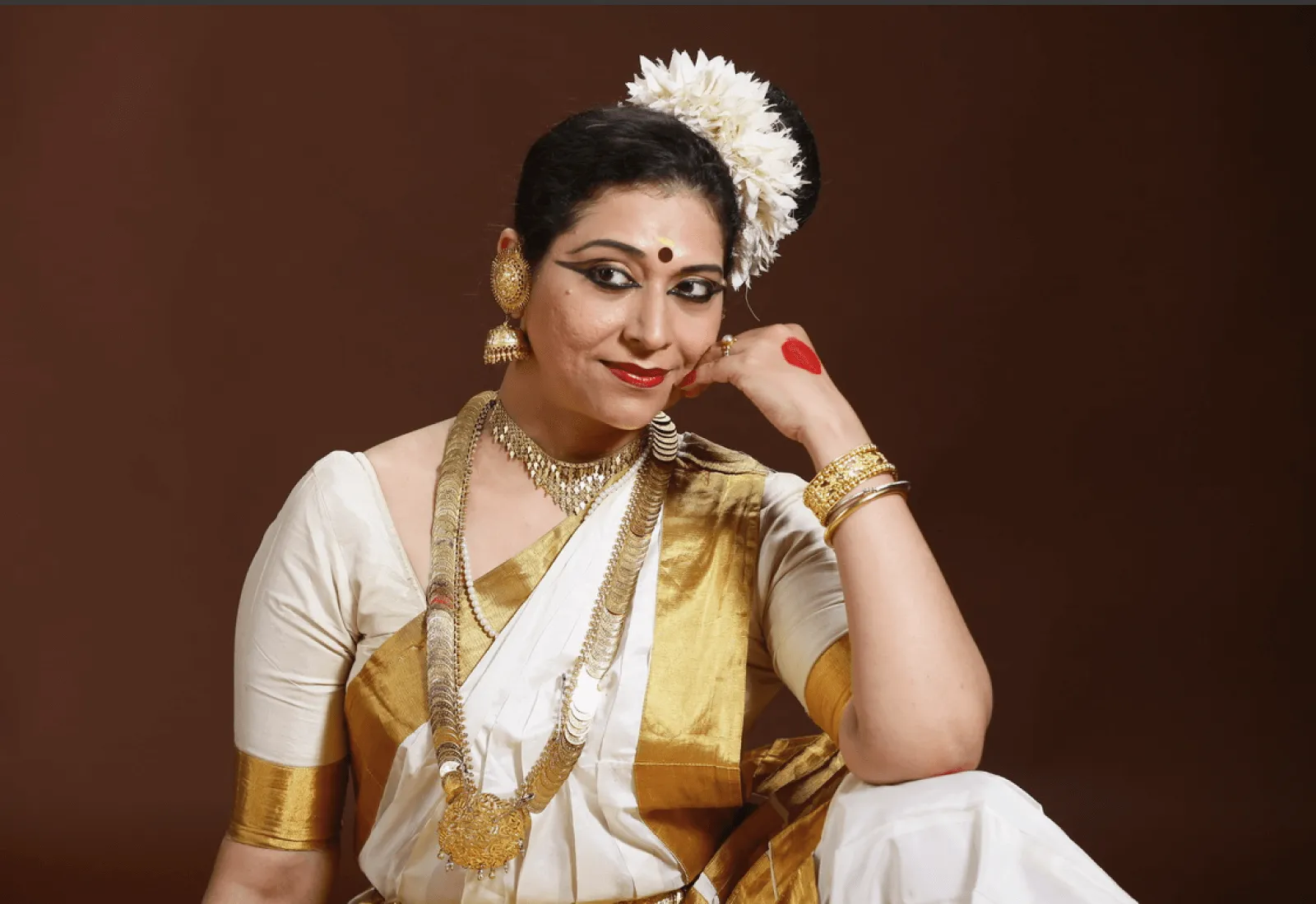 Online Mohiniyattam Lessons for Beginners by Momm Chatterjee on ipassio