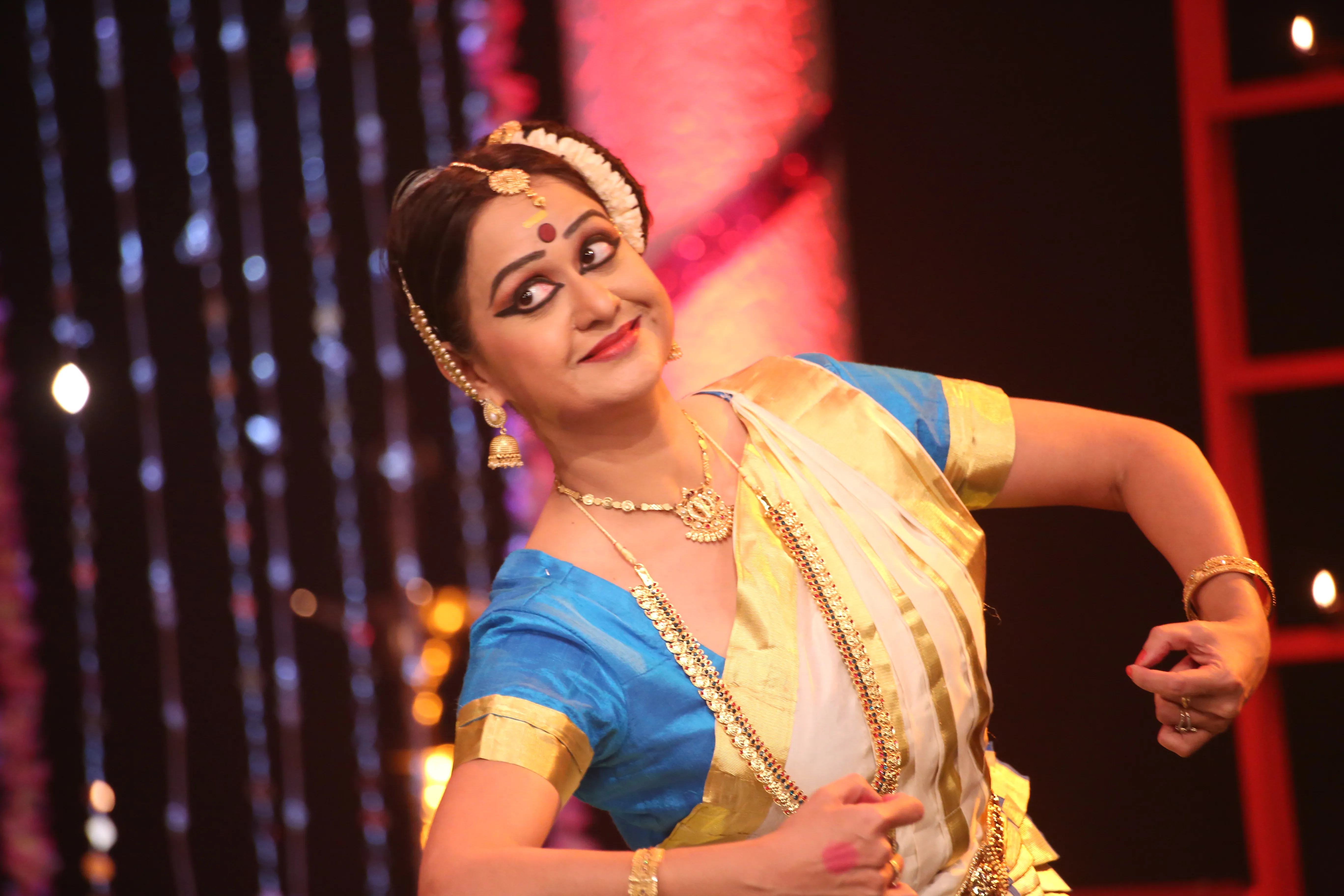 Learn Mohiniyattam Dance Style by Ayswaria Wariar
