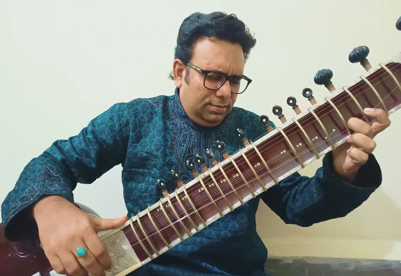 Online Sitar Classes for Intermediates with Smarajit Sen on ipassio.