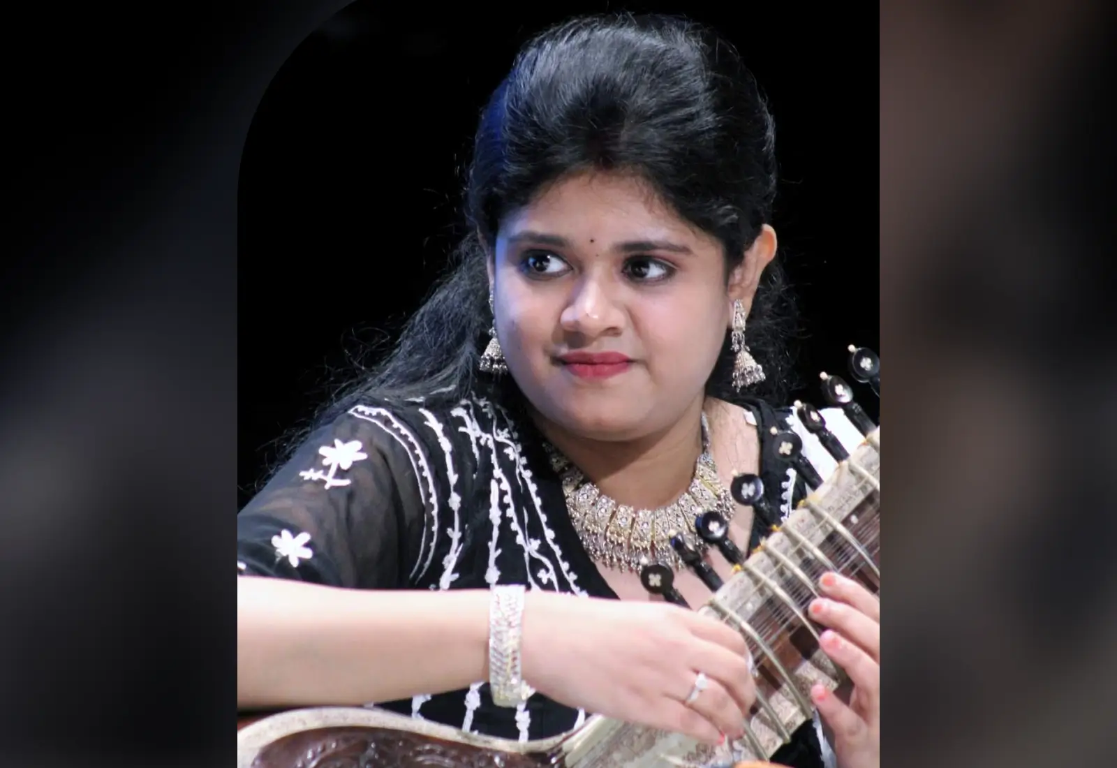 Online Sitar Playing Course by Srijanee Banerjee on ipassio