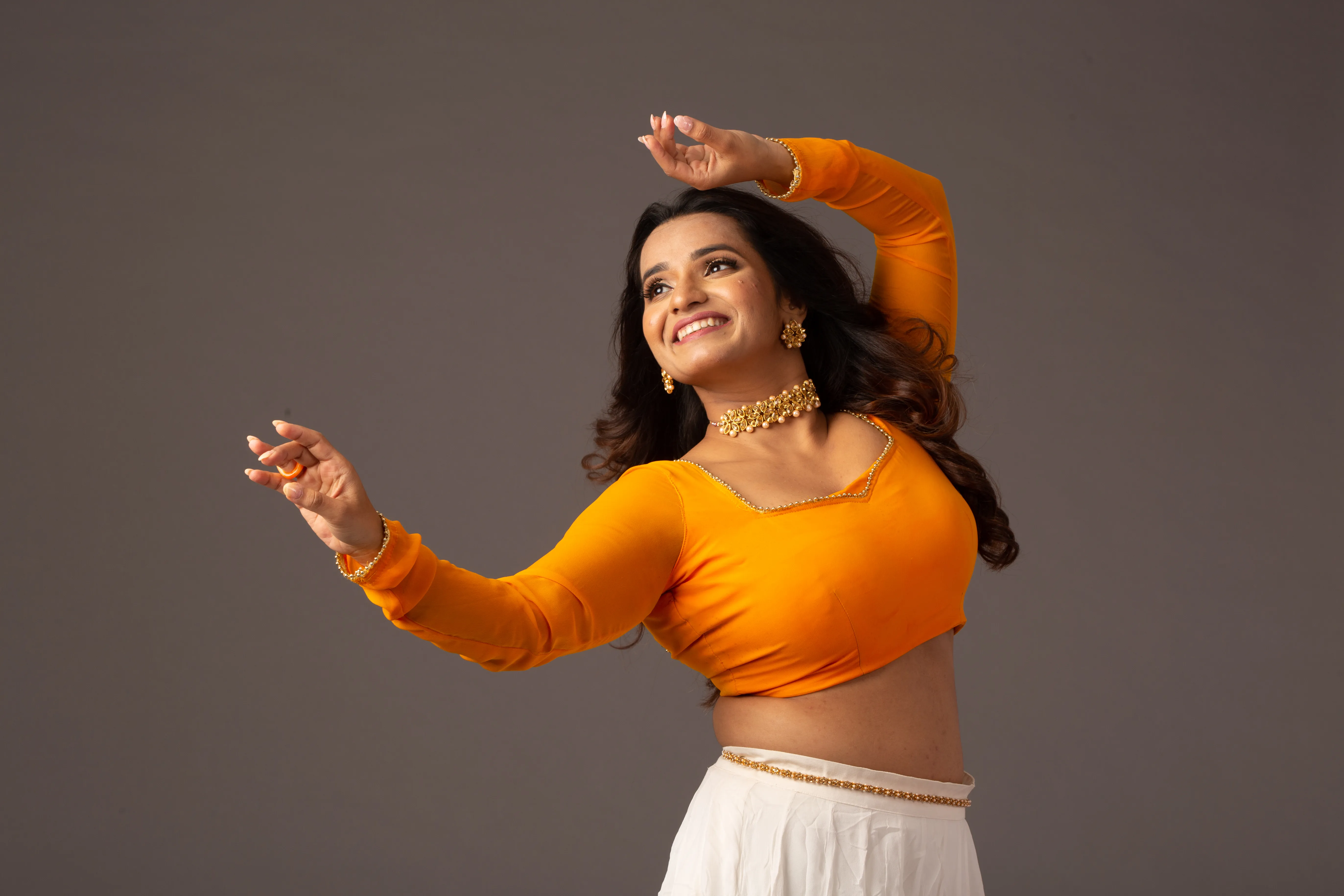 Learn Bollywood dance online with Monikka Karulkar on ipassio